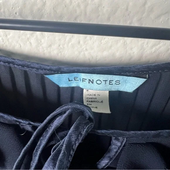 Anthropologie Navy Petal Pleated Blouse by Leif Notes Sz 4 - Picture 3 of 9